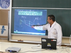 黒板にコンテンツを写し書き込んでいる