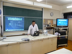 テレビと黒板を同時に使い説明している