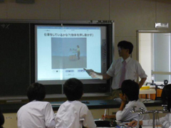 e-黒板を用いて、映像に矢印を入れて説明している。