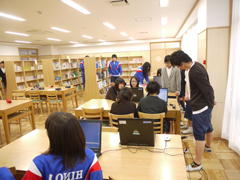 グループでの調べ学習の場面