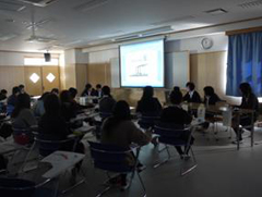 プレゼンテーション対決の場面