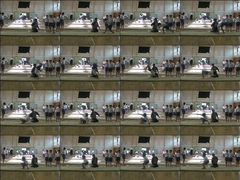 右:連続写真を見せてポイントを確認する。前方倒立回転跳び(16分割写真)