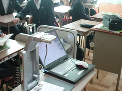 書画カメラで生徒の作品を映し出す