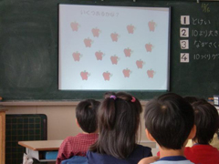 パワーポイントで作成した教材「10より大きいかず」を活用して、いくつか答える。 