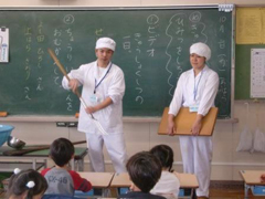 ＜大きな調理器具と背比べ＞ 