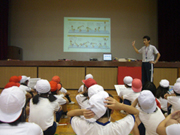 ・体育館の授業では、ステージをスクリーンにすると、運動の途中でも確認できる。