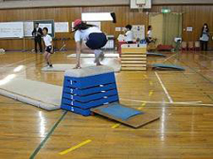 横にビデオカメラを設置した跳び箱で、跳ぶ。