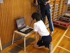 ビデオカメラと接続したパソコンで自分の演技を確認し、自分の課題を見つける。