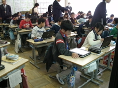 インターネットで児童が検索している場面