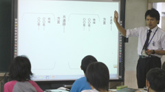 調べた結果の整理の仕方を電子黒板で説明