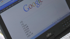 キーワードを入力して検索する児童