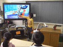 「みエルモん」を52インチ大型ディスプレイに接続し提示しながら発表。