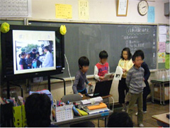 52インチ大型ディスプレイで提示しながら発表