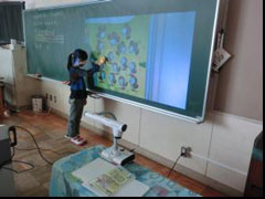 教科書の場面絵を見えるもんで拡大する。