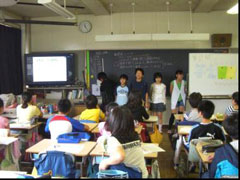 発表の様子・・・52インチ大型ディスプレイとホワイトボードを有効的に使用している