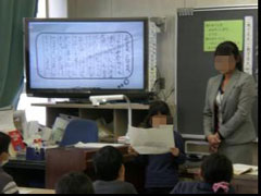 キーワードを入力して検索する児童