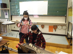 友達の良い演奏の仕方を見合っている。