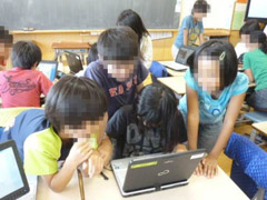 グループで話し合い、スタディノートにまとめている様子