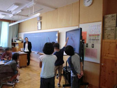 改善案について、全体で共有している様子