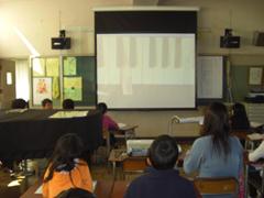 鍵盤を見ているところ